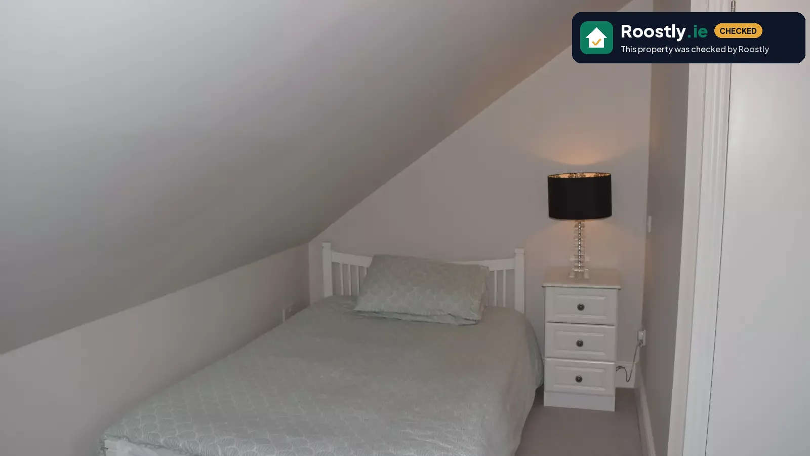 Well-furnished en-suite room for rent in 5-bedroom house in Drumcondra