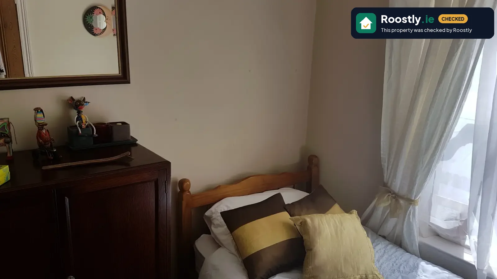Room in a shared 3-bedroom apartment for rent in Rialto, bills included, professionals only, perfect for women