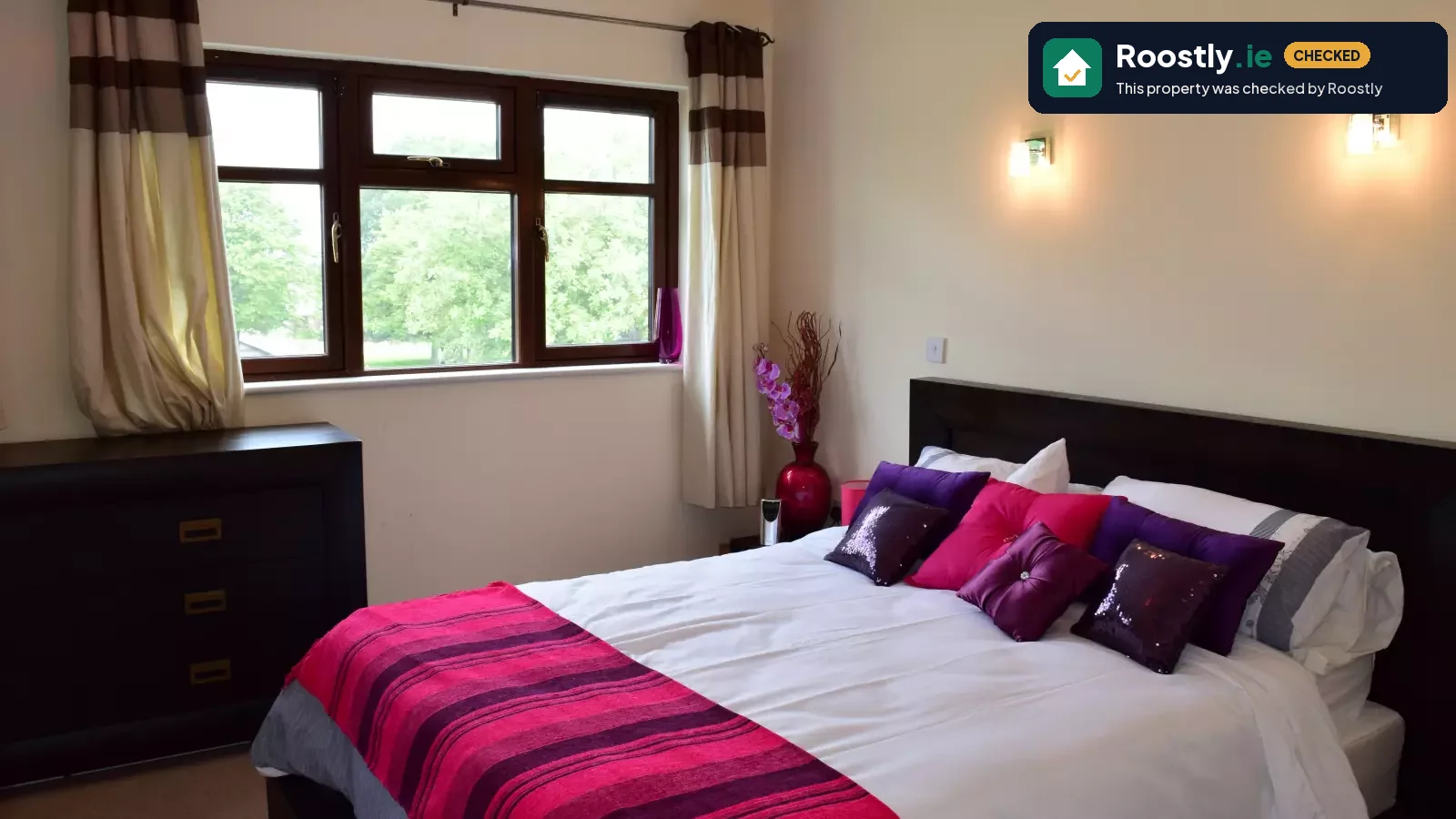 Ensuite room with window with courtyard view in 3-bedroom apartment in Ballinteer