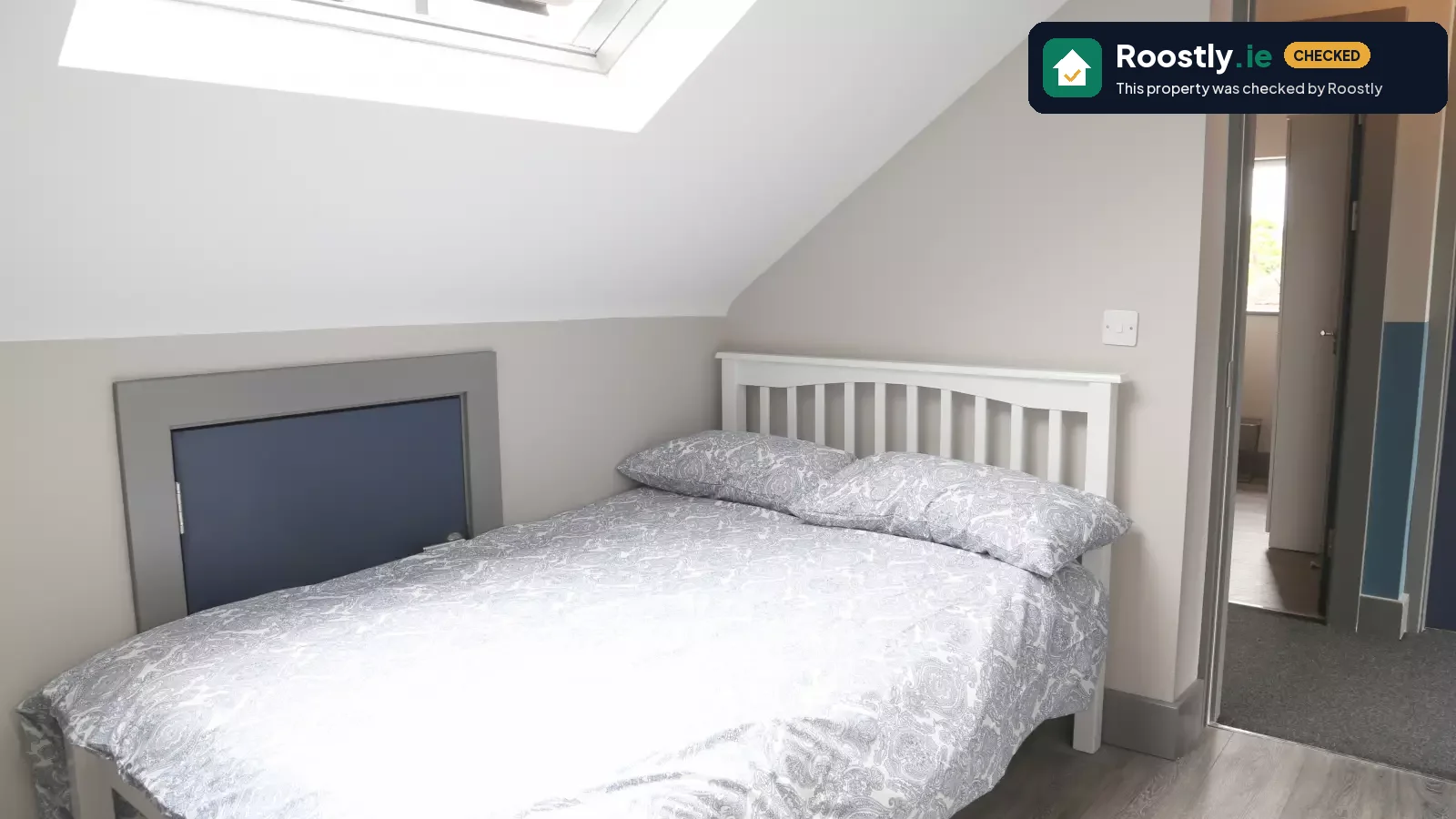 Room in a shared 5-bedroom apartment for rent in Whitehall, professionals only.