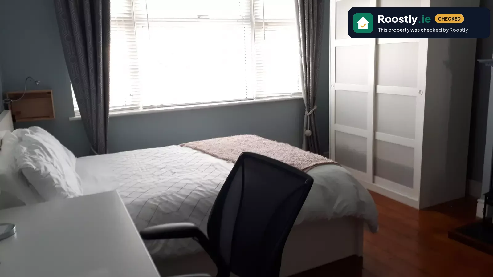 Room in a shared 4-bedroom apartment for rent in Dublin for professionals only, perfect for females.