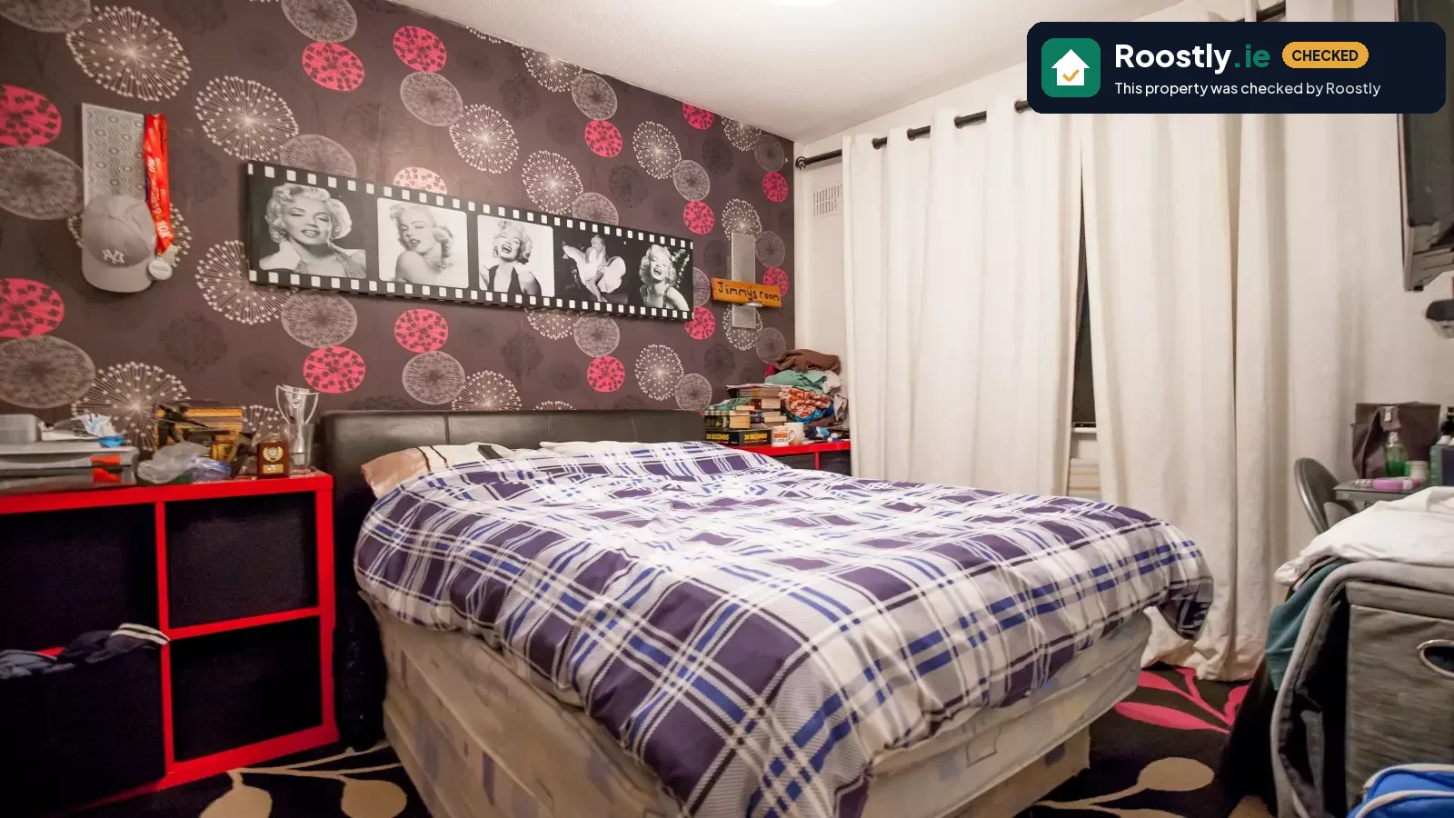 Room for rent in a 3-bedroom house near the Dodder Riverbank Park in Oldbawn