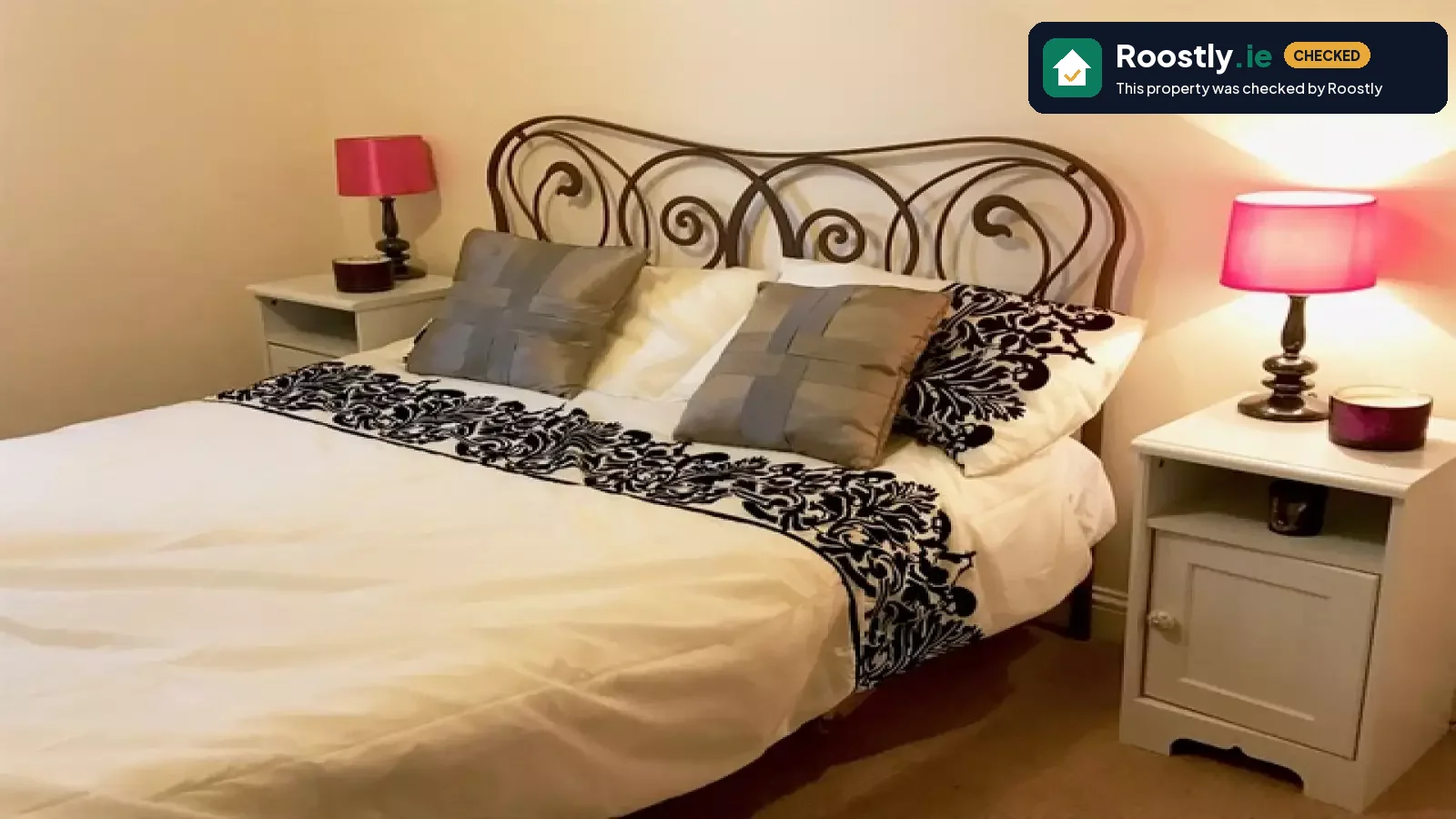 Decorated room in 3-bedroom apartment in Ballinteer with window view
